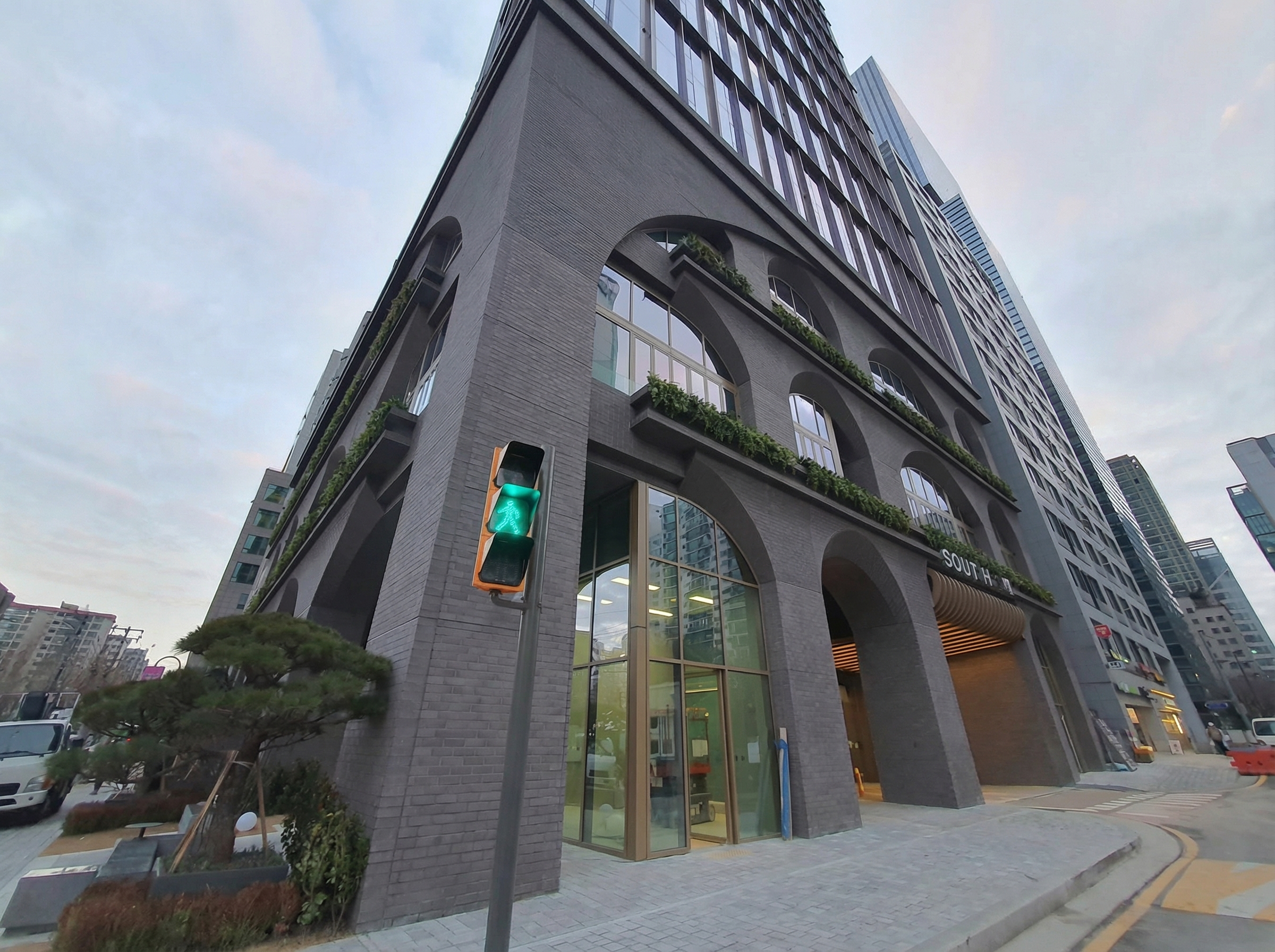 르피에드 인 강남 저층부 롱브릭 외장 전경